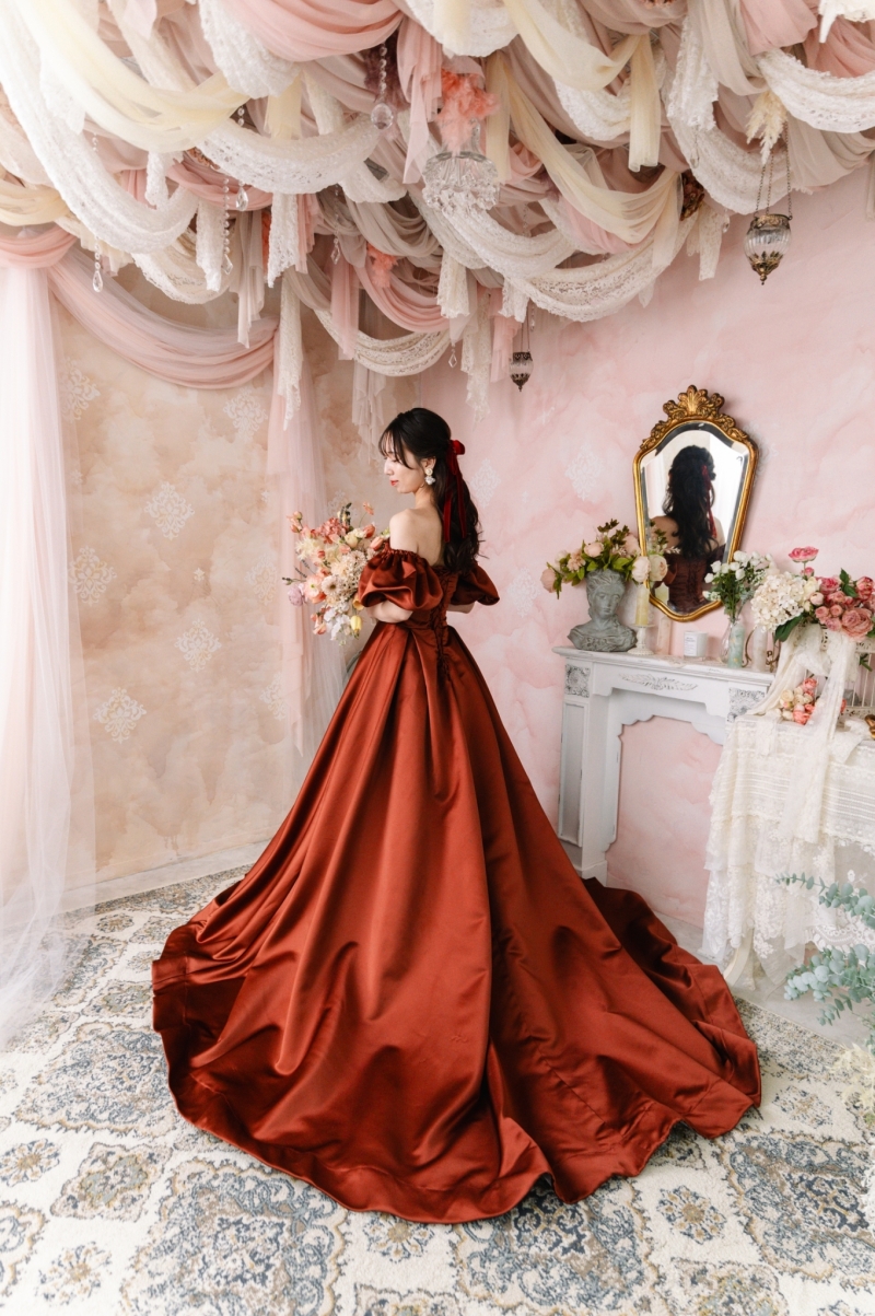 ボルドーのカラードレスが似合っています!!