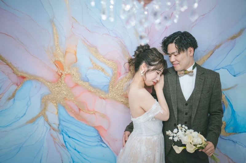 アルコールインクアートの前で