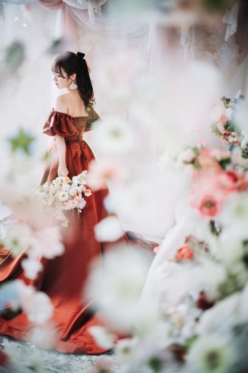 ボルドーのカラードレスが似合っています!!