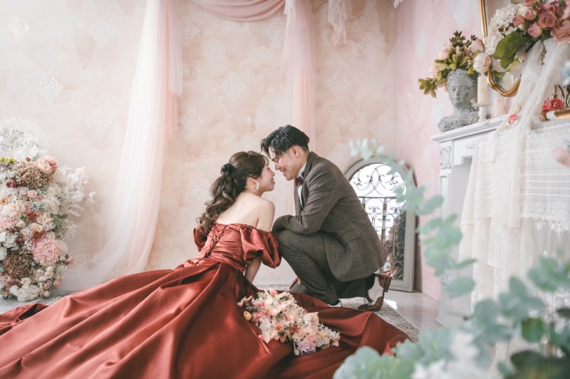 ボルドーのカラードレスが似合っています!!