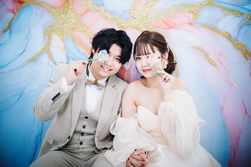 アルコールインクアートの前で