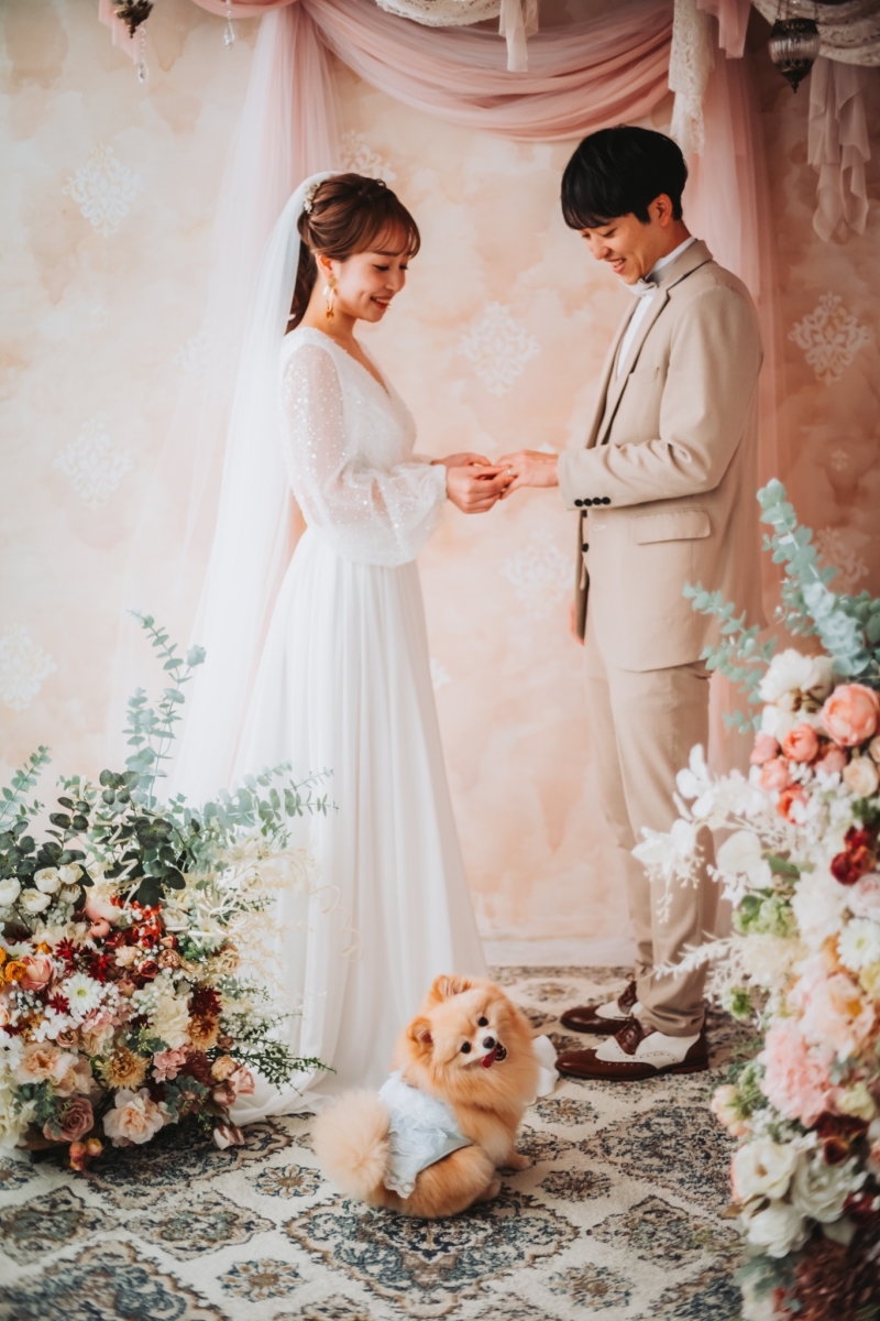 指輪交換を可愛く見守っています。