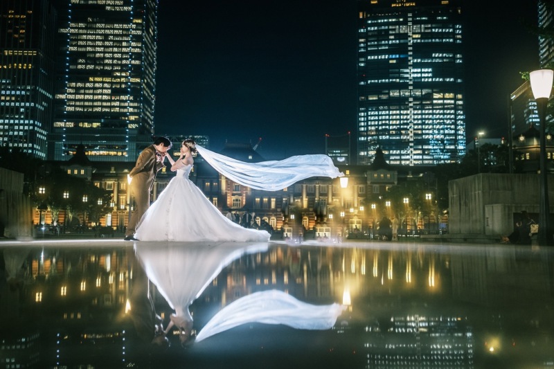 東京駅舎を背景に、美しいベールの曲線を描く写真。妻との息の合った連携が生み出した一枚。夫婦ならではの絶妙なコンビネーションで完成した作品。