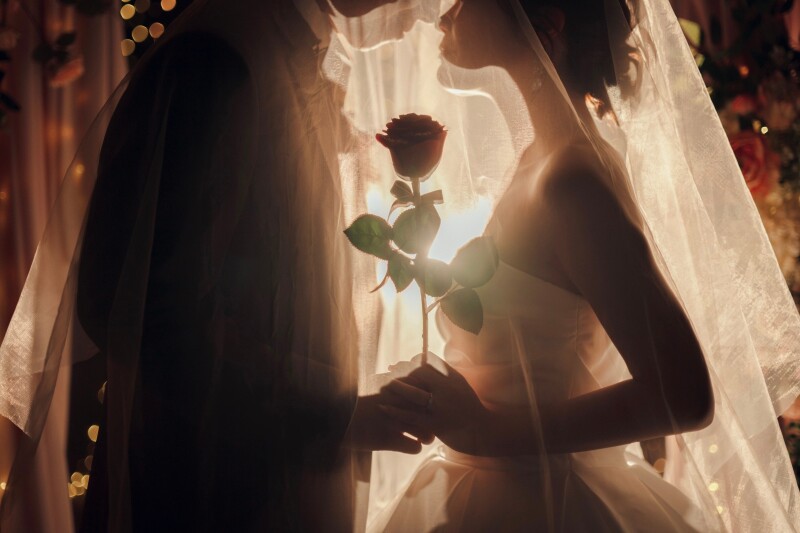 思い出のバラを持って