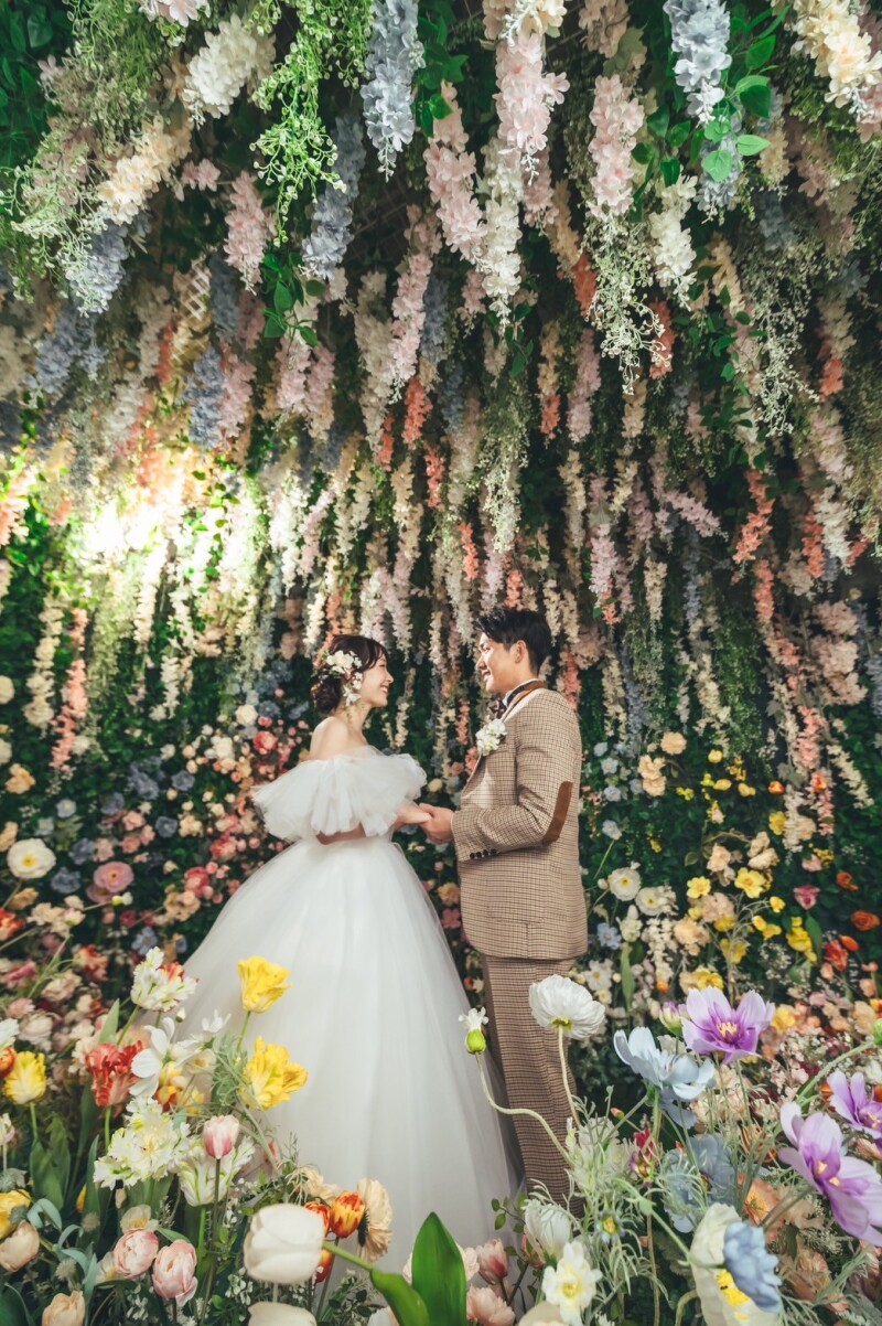 仲良く手を繋いで