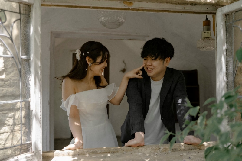 窓から顔を出して...