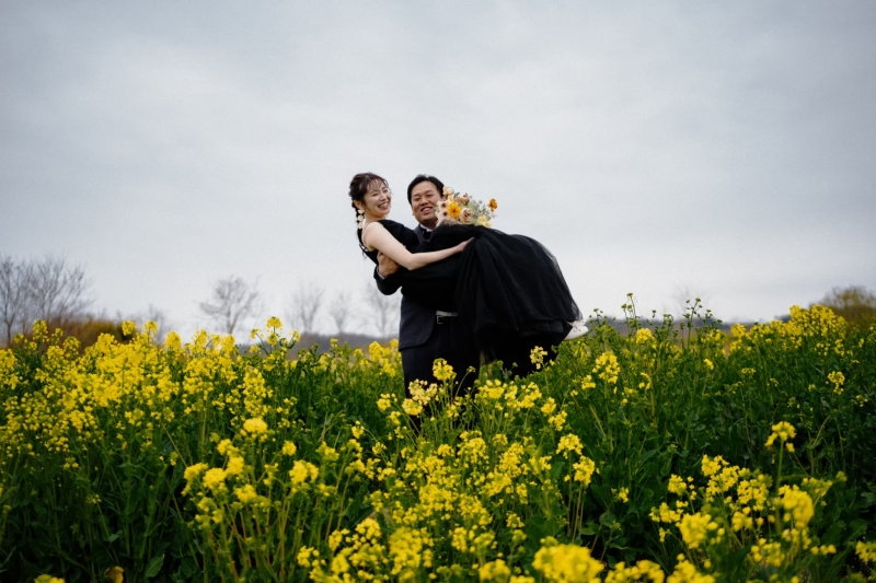 菜の花畑の真ん中で