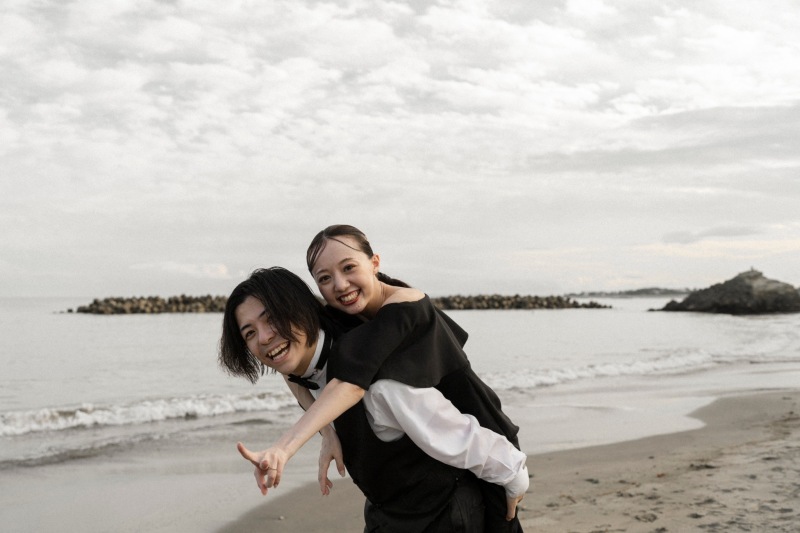 後ろからおんぶ