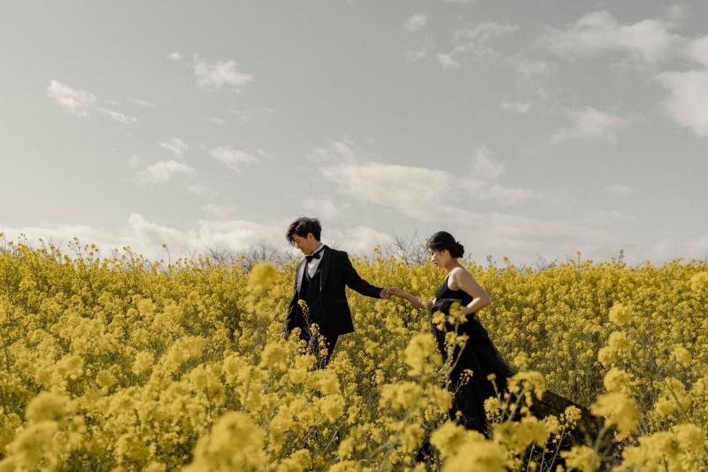 菜の花畑の真ん中で