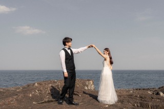 海岸や岩場でのおしゃれでドラマティックな一枚を