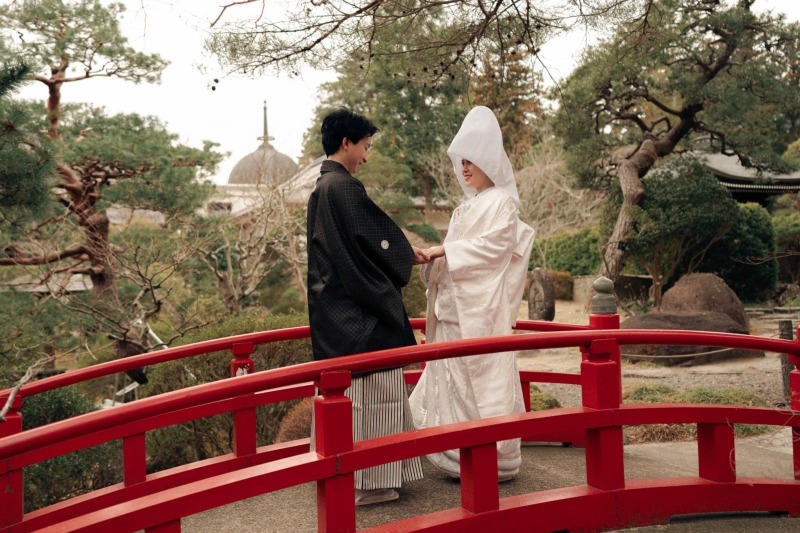 橋の上で手を繋いで&hellip;