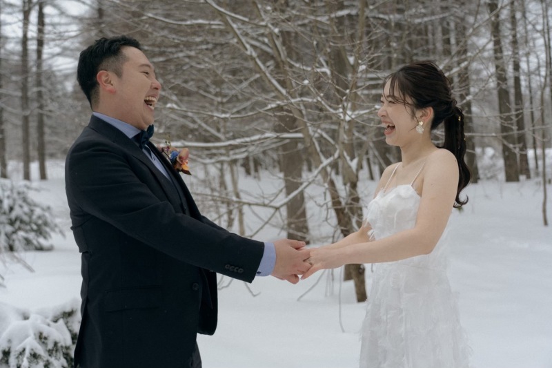 仲良く手繋ぎショット