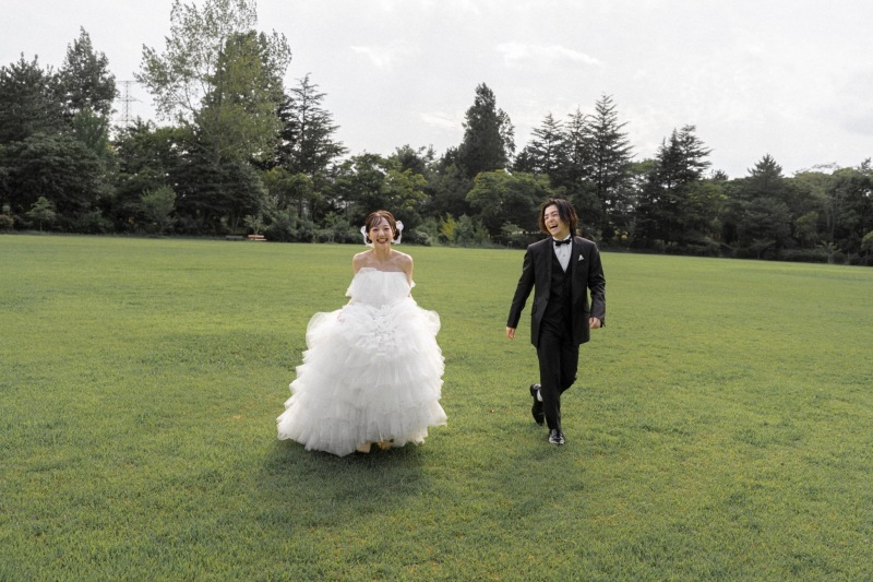 ふんわり揺れ動くウェディングドレス