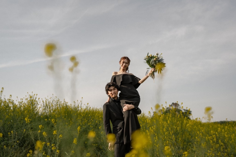 菜の花畑の真ん中で