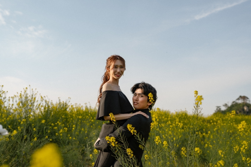 菜の花に囲まれて