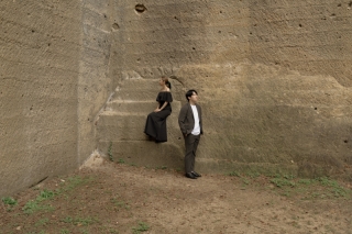 石壁で撮影するフォトウェディング