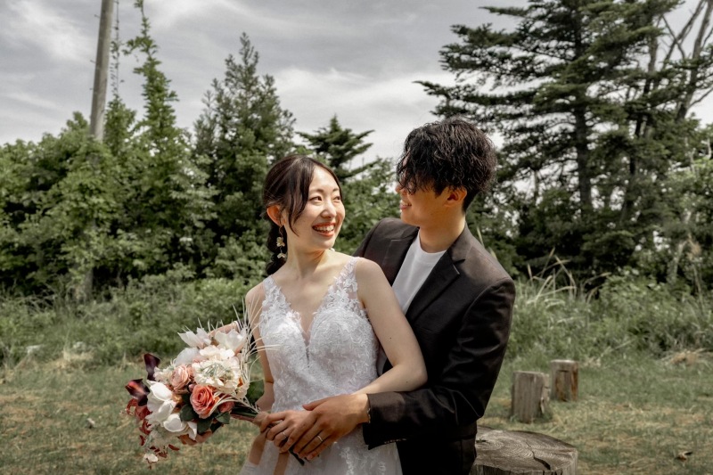 バックハグから見つめ合い