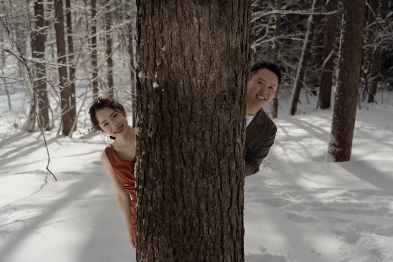 木の影からひょっこり♪