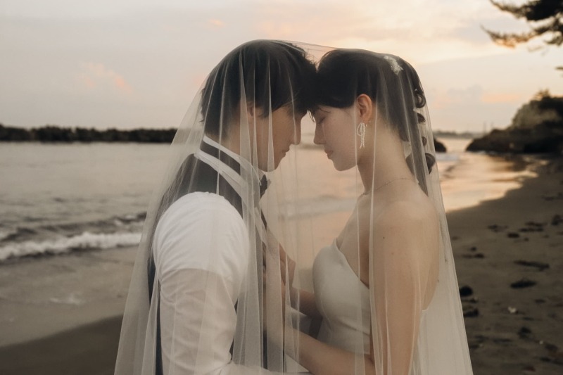 幻想的な空を背景に、お二人だけの時間を&hellip;