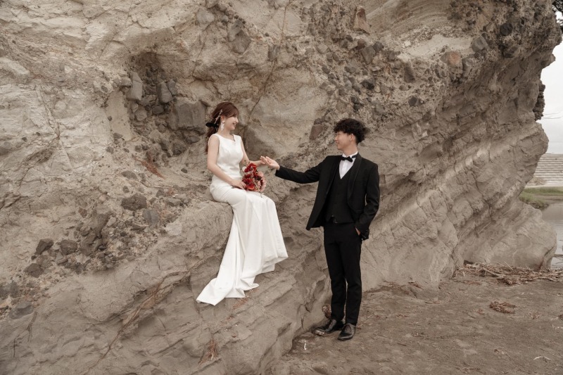 岸壁を背景に雰囲気ある一枚に。