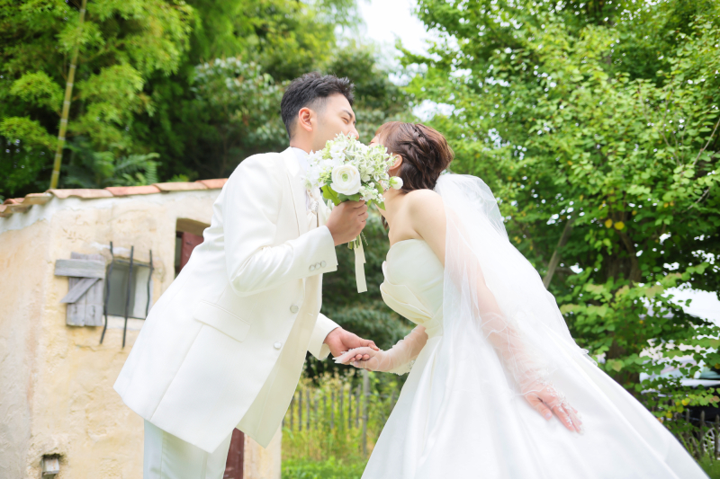 ブーケ越しのキスシーン♡