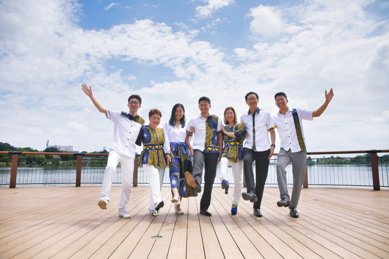 空と湖と家族写真と