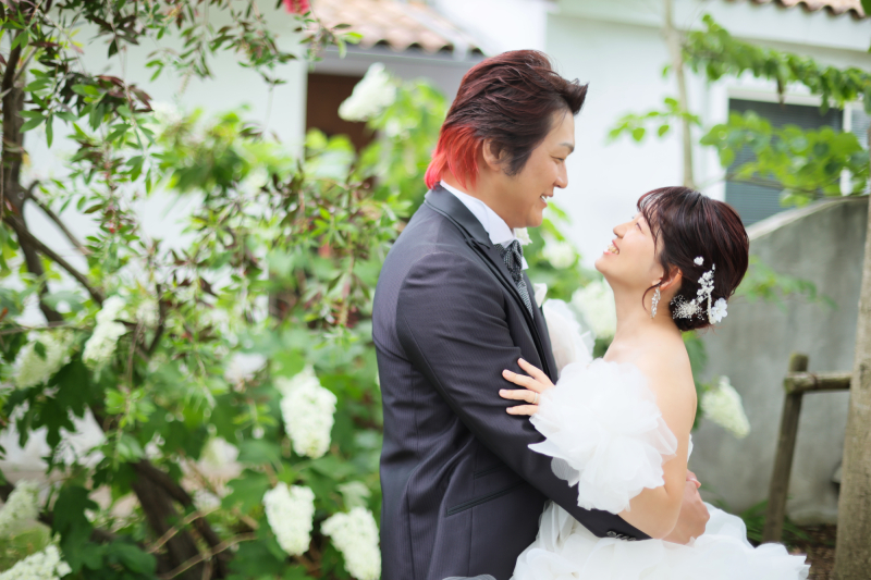 季節の花々と見つめ合うお2人♡