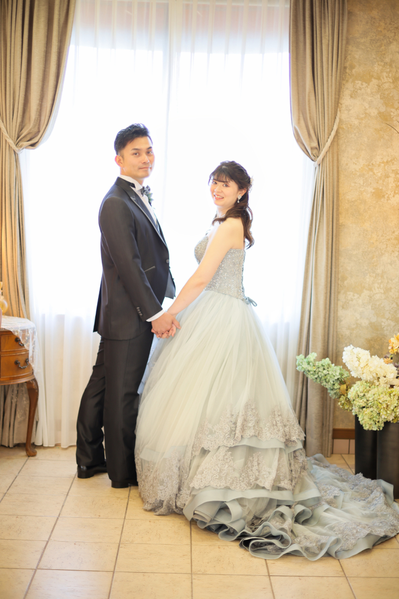 シックな雰囲気と自然光が綺麗なセットにて