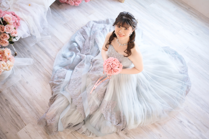 ドレスのなかにお座りポーズ♬