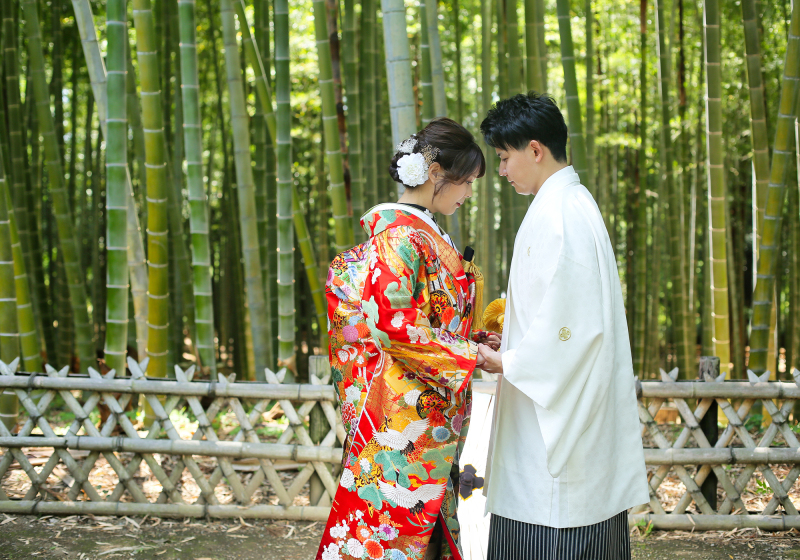 竹林のまえで