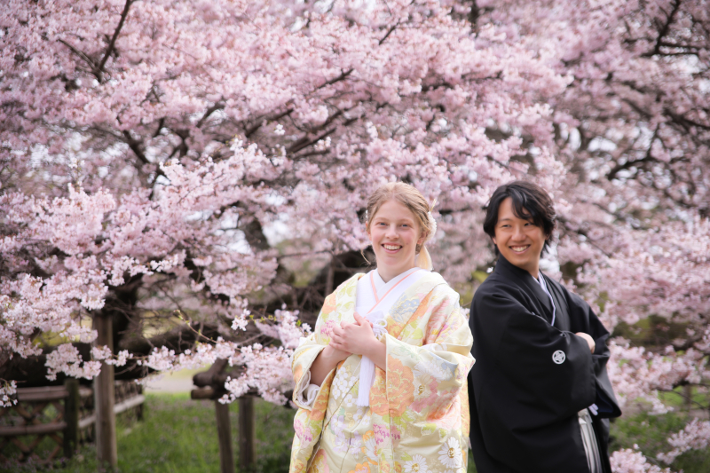 海外からのお客様をちょうど満開の桜でお撮りしました。