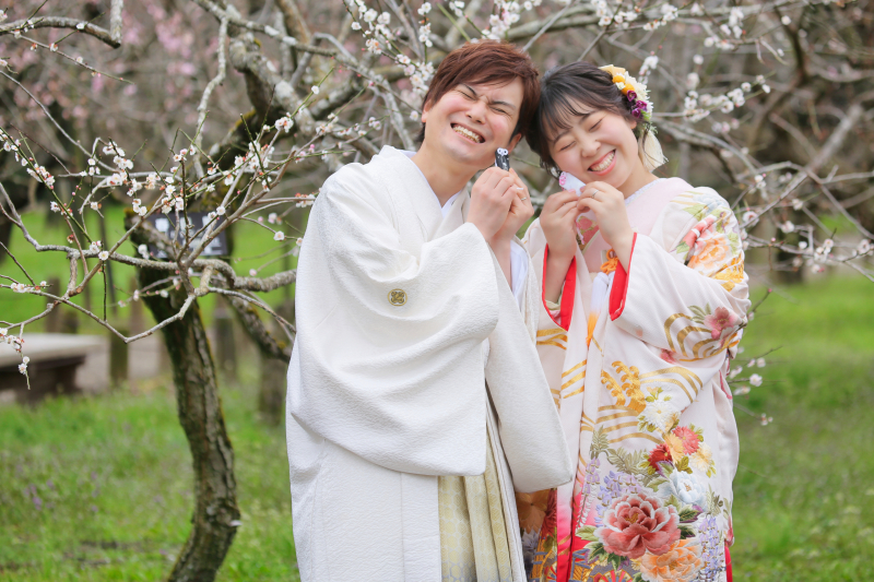 お守りを持ってとってもかわいいお2人の1枚