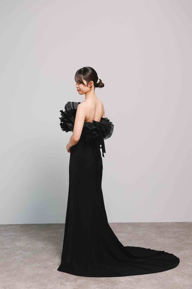 ブラックフリルドレス