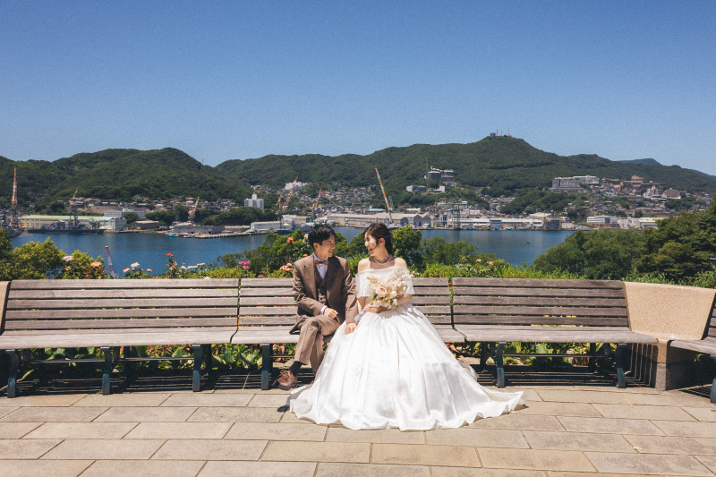 長崎の海をバックに