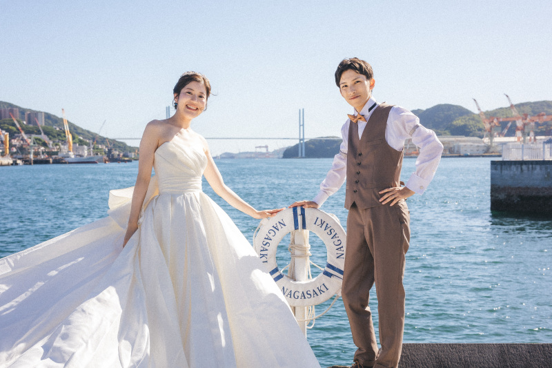 「NAGASAKI」の文字と長崎の海をバックに