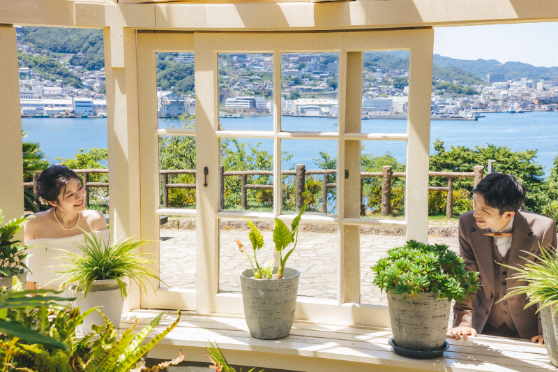 鮮やかな緑と白いフレームで柔らかい雰囲気に