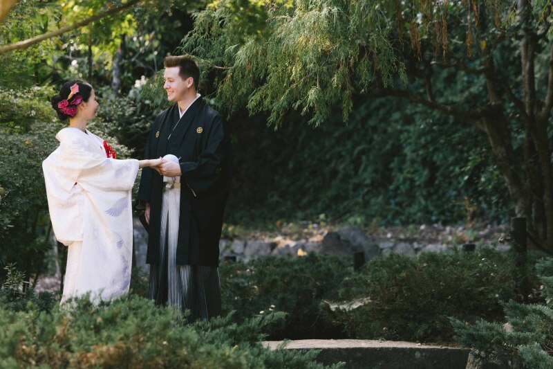 手を取りあって