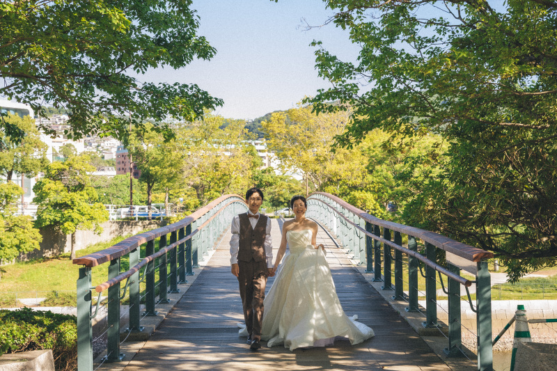 木漏れ日の入る橋で