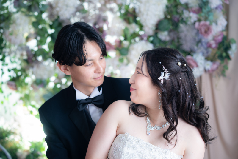 花の前で交わす視線