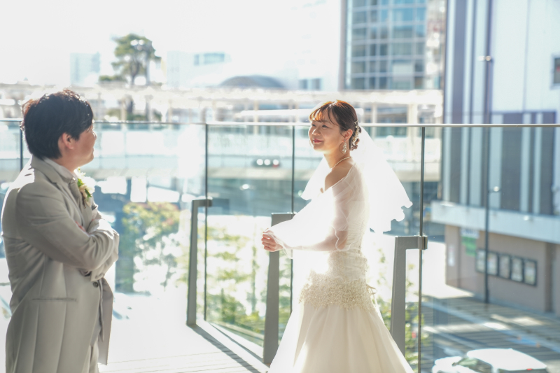 晴れ空の下、笑顔あふれる二人