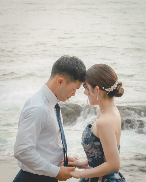 手を取り合って