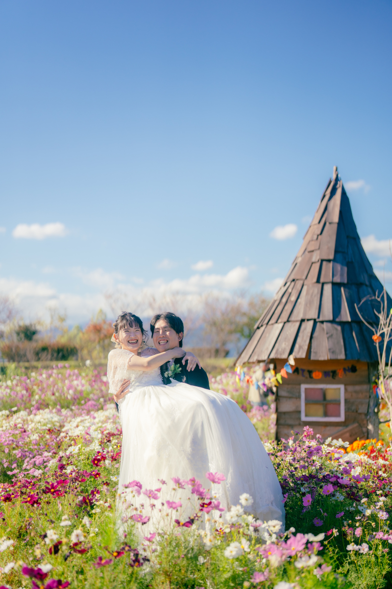 コスモスの咲く公園でのロケーションフォト
