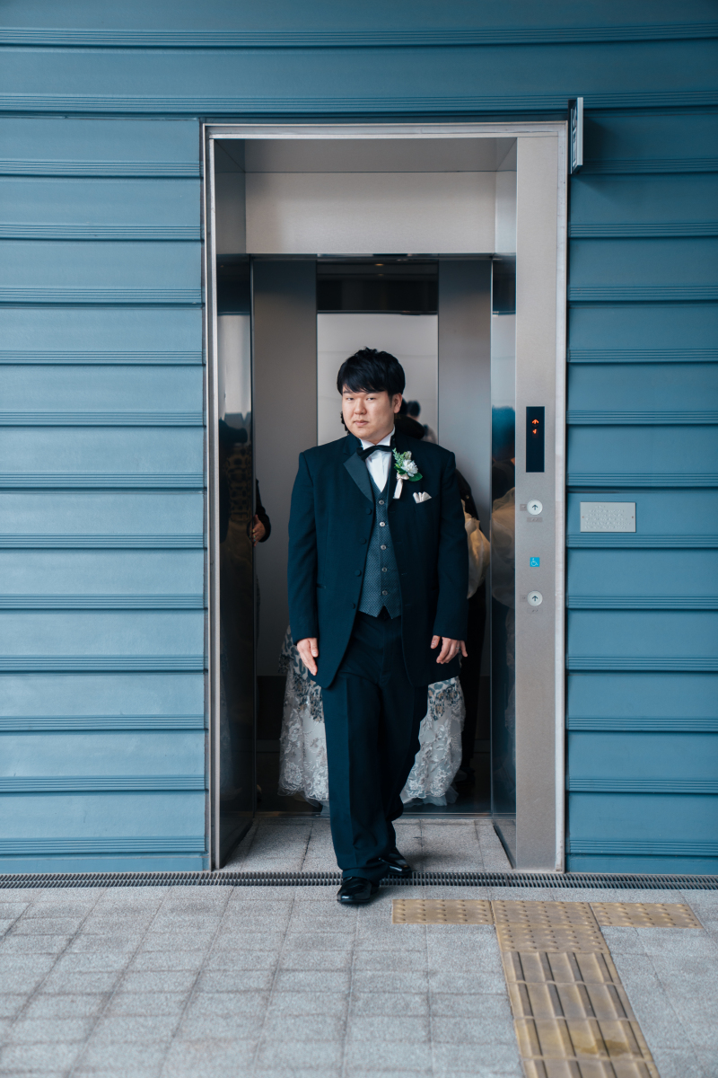 エレベーターの前で