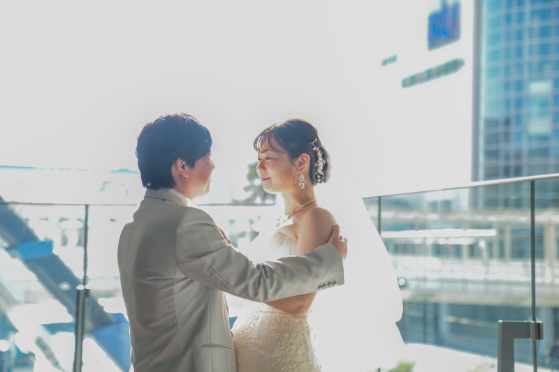 光の中で見つめ合う二人