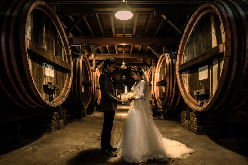 ワイン樽の前で