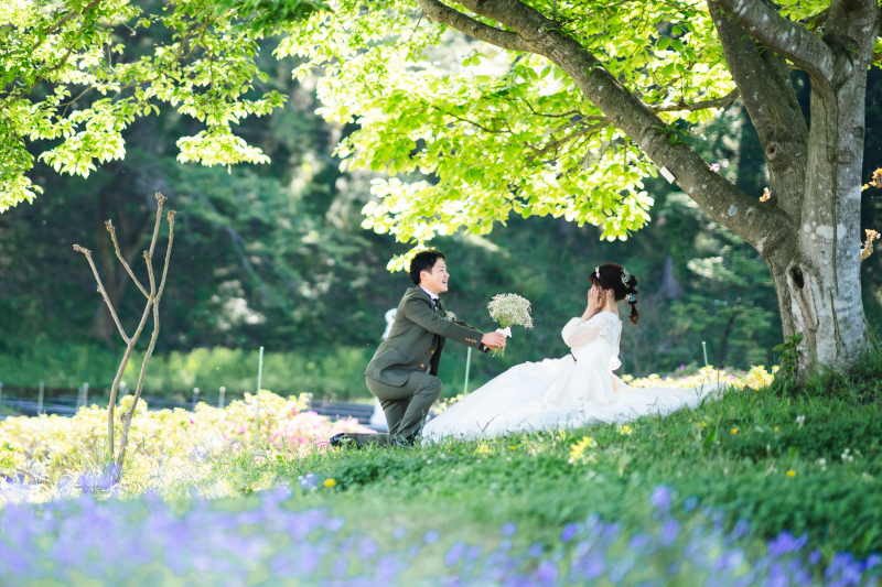 季節のお花に包まれながらウェディングフォト