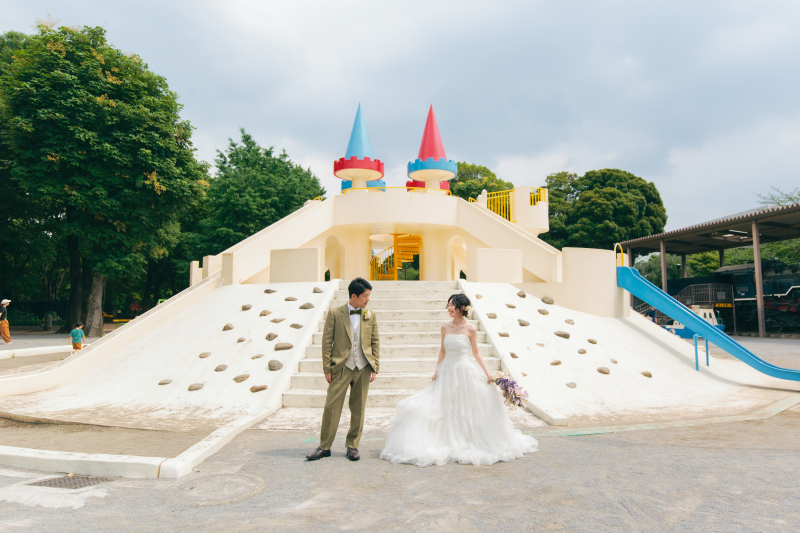 カラフルなお城の前で