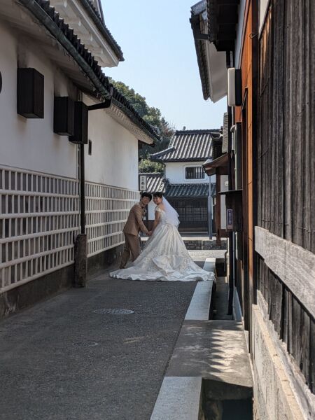 幸せな笑顔の振り返りショット