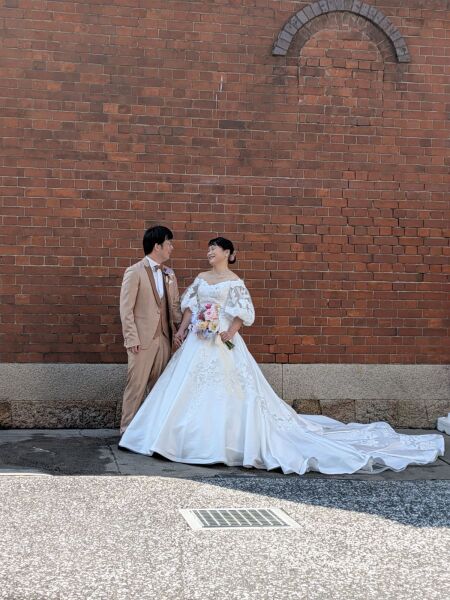 赤レンガと純白が織りなす物語