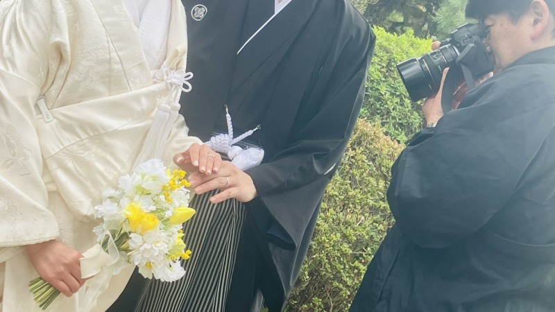 指輪をお花バックで手もとを撮影
